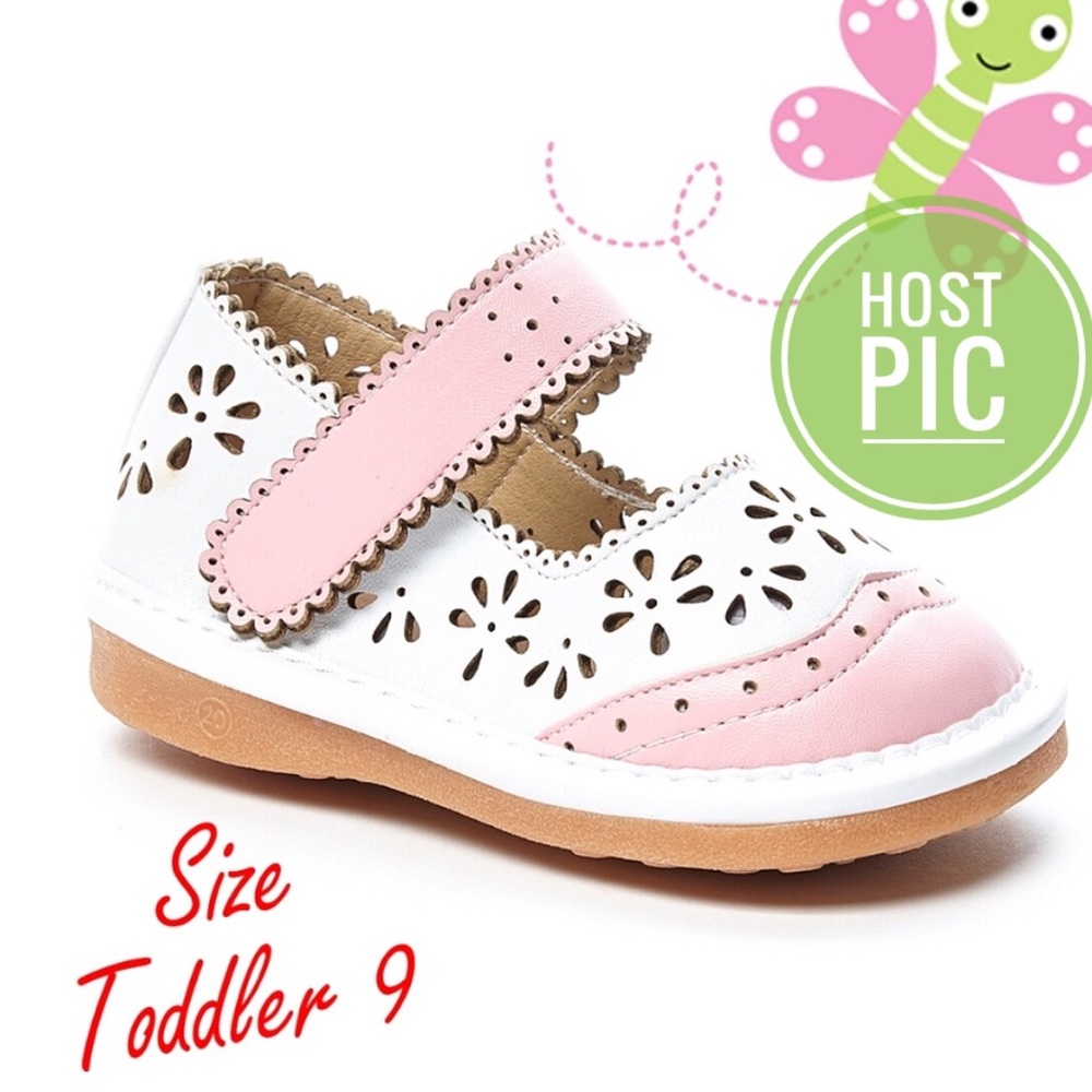 🎉HP🎉 Wht Lily Cutout Squeaker Mary Jane - Girls